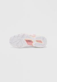 Kengänpohja, jossa on kuvioitu kumipinta, valkoinen pohja ja vaaleanpunaiset pehmeät yksityiskohdat. Pohjassa on urat parantamaan pito ja ilmanvaihtokanavat.