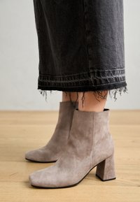 LEATHER - Korte laarzen - taupe