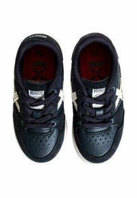 Sneakers in pelle blu con accenti bianchi, punta arrotondata e dettagli perforati. Presentano lacci scuri e una fodera interna rossa.