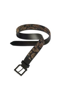 Cinturón de cuero negro con patrón de leopardo de strass dorado y negro, y una hebilla metálica negra, enrollado sobre un fondo blanco.