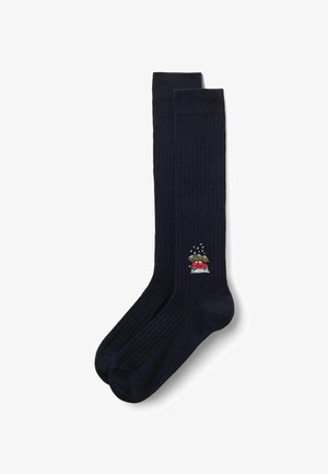 Calze al ginocchio a costine blu navy con un ricamo di un'auto rossa e un albero di Natale vicino alla parte superiore. Realizzate in un tessuto morbido, offrono una vestibilità comoda.