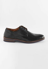 Schwarze Leder-Halbschuhe mit runder Zehenform, glatter Oberfläche, Schnürung und braunem Innenraum. Sie verfügen über eine kontrastierende braune und blaue Sohle.