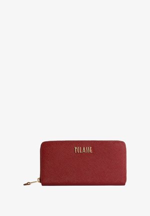 Portafoglio rosso con cerniera realizzato in materiale testurizzato, con ferramenta color oro e logo impresso sul davanti, forma rettangolare.