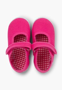 Pantofi Mary Jane din pânză roz, cu curea tip arici, talpă din cauciuc alb și căptușeală în carouri roșii și albe. Design cu vârf plat.