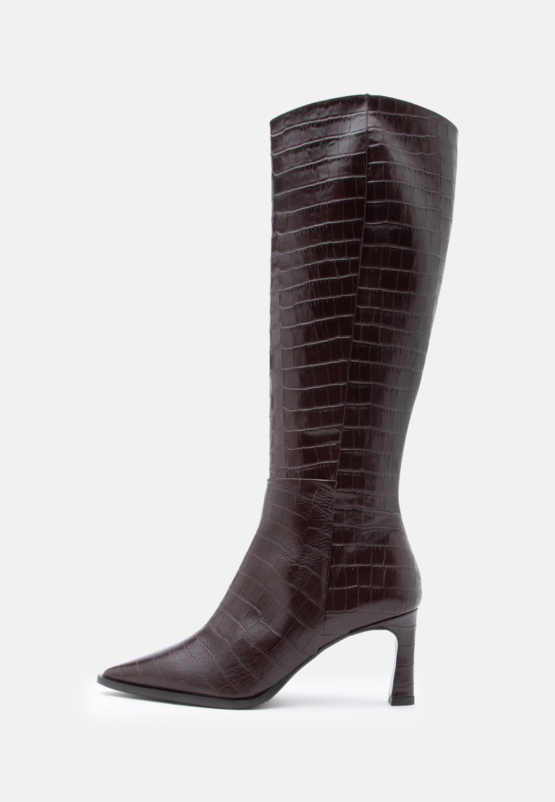Botine maro cu toc înalt, din piele cu model de crocodil, cu vârful ascuțit și un toc subțire, având o textură netedă.