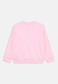 Felpa rosa con maniche lunghe, polsini e scollatura a costine. Texture liscia, design semplice e senza motivi o logo visibili.