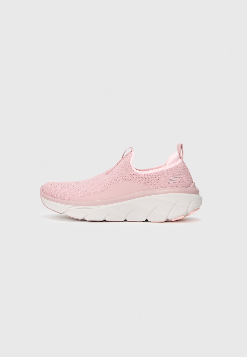 Różowe sneakersy typu slip-on z teksturowaną, dzianinową cholewką, poduszkowaną białą podeszwą oraz pętelką na pięcie. Logo na boku.