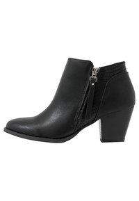 Botas negras hasta el tobillo de cuero sintético, con un panel trasero texturizado, un zipper lateral, punta afilada y un tacón bloque de altura media.
