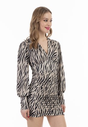 Rochie mini plisată în bej cu dungi negre de zebra. Prezintă mâneci lungi și un decolteu adânc în V. Textură netedă și siluetă ajustată.