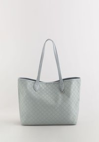 Lichtblauwe tote bag met hexagonaal patroon, gemaakt van textuurmateriaal, met twee handvatten en een zilveren accent aan de zijkant.