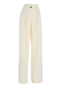 Pantaloni a gamba larga in tessuto crema con righe verticali. Presentano una vita alta, pieghe e un singolo bottone nero in cima.