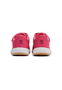 Scarpe da ginnastica rosa con tomaia in rete, anello sul tallone, cinturino in Velcro e suola intermedia bianca. La suola in gomma offre aderenza. Logo del marchio sul retro.