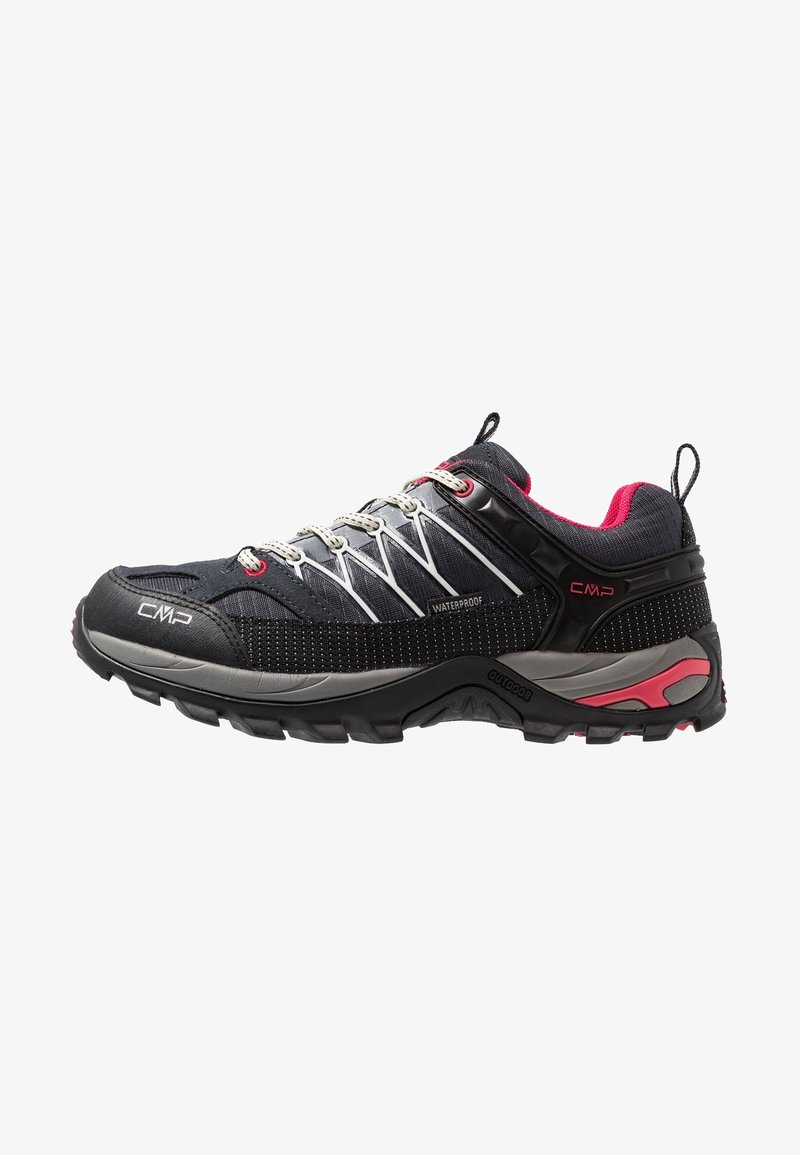 Chaussure de randonnée imperméable noire et grise avec des accents roses, des lacets blancs, une semelle robuste et des boucles de tirage sur la languette et le talon.