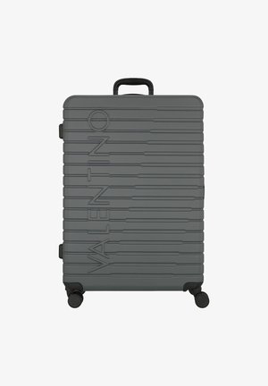 Hartschaliger grauer Koffer mit strukturierter Oberfläche, vertikalen Linien und eingeprägtem "VALENTINO"-Logo, ausgestattet mit zwei Rollen und einem oberen Griff.