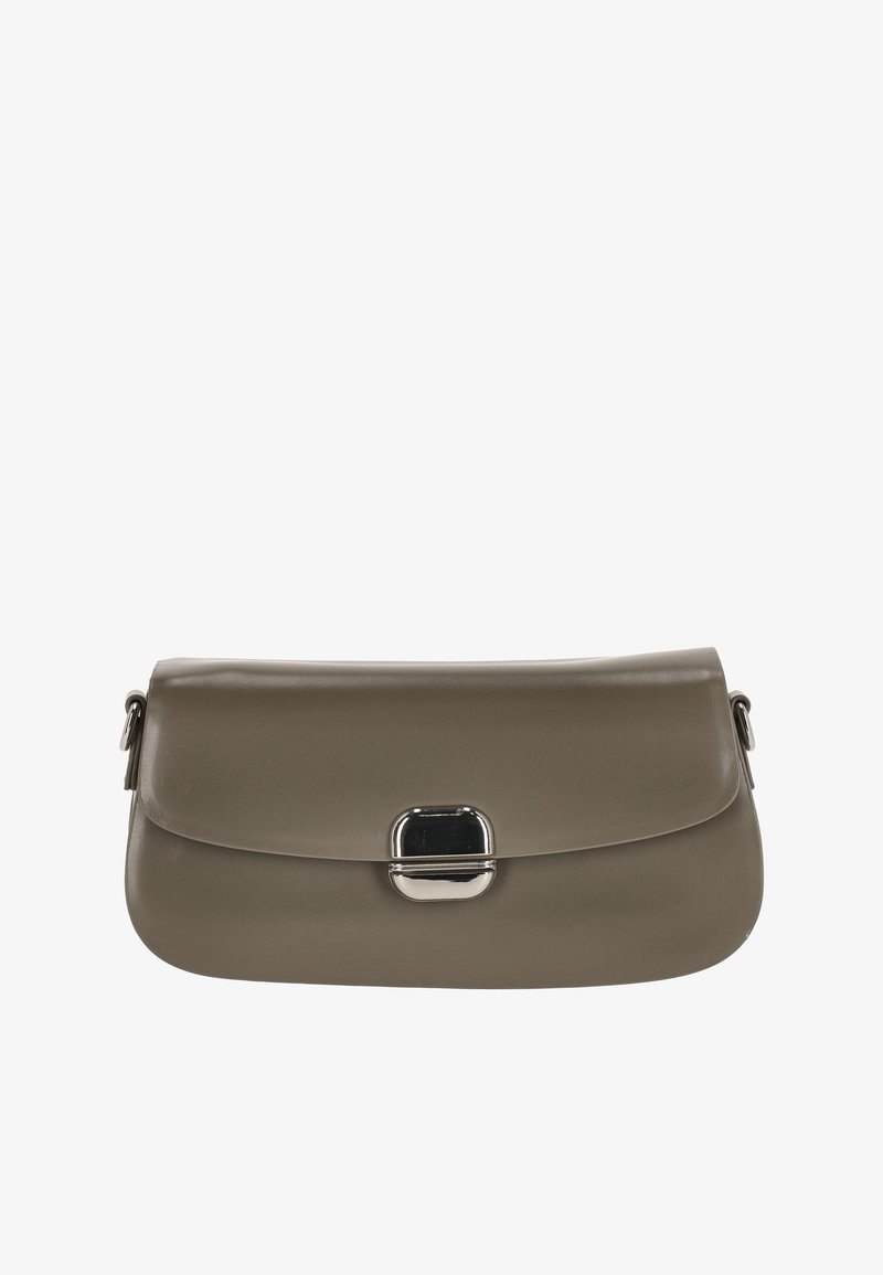 Beige clutch van imitatieleder met een afgeronde vorm, een klepsluiting en een zilveren rechthoekige metalen accenten aan de voorkant.
