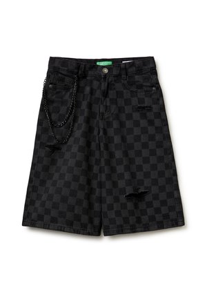 Shorts de mezclilla con cuadros negros, detalles desgastados, bolsillos frontales, pasadores para cinturón y un accesorio de cadena negra en el lado izquierdo.