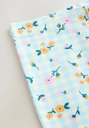 Hellblauer Stoff mit Karomuster, verziert mit verstreuten gelben, rosa und grünen Blumenmotiven. Weiche Textur, mit genähten Rändern.