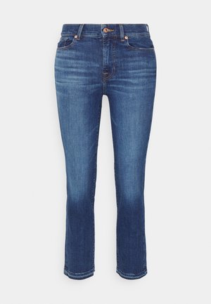 Pantalones vaqueros de mezclilla azul con un ligero desgaste, corte recto, cierre frontal con botón y bolsillos sobre un fondo blanco.