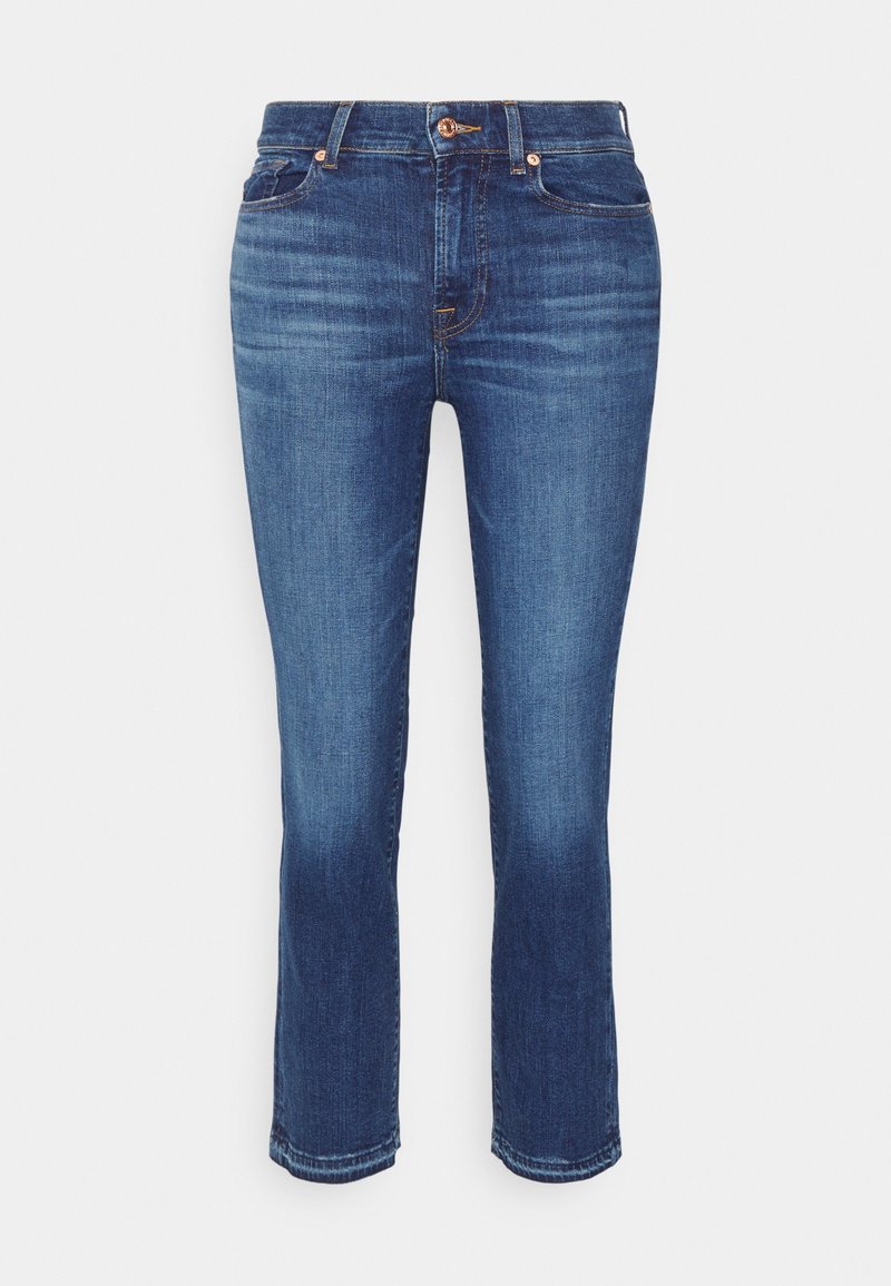 Modré denimové džíny s mírným vyblednutím, rovný střih, zapínání na knoflík vepředu a kapsy na bílém pozadí.