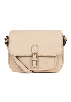 Sac bandoulière en cuir beige avec rabat avant, fermeture à boucle, et bandoulière ajustable, design minimaliste avec un branding discret.