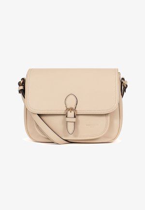 Beige leren crossbodytas met voorflap, gespsluiting en verstelbare schouderriem, minimalistisch ontwerp met subtiele branding.