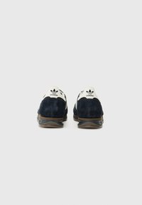 adidas Originals UNISEX - Sportbačiai - core black/off white/cargo brown