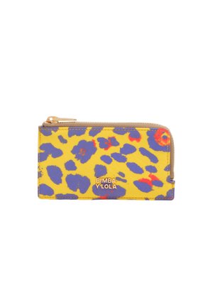 Portatarjetas amarillo con manchas de leopardo azules y rojas, cremallera dorada en la parte superior y logotipo dorado "BIMBA Y LOLA" en el frente.