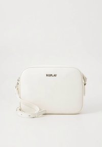 Λευκή συνθετική τσάντα χιαστί με ορθογώνιο σχήμα, κλείσιμο με φερμουάρ και μεταλλικό λογότυπο στολισμένο. Ρυθμιζόμενο λουράκι και λείο υφή.