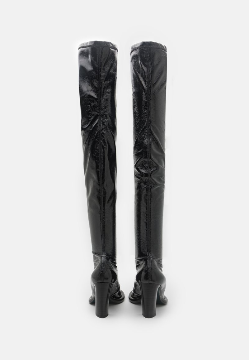 Czarne wysokie kozaki wykonane z błyszczącej lakierowanej skóry, z ostro zakończonym noskiem i grubym obcasem, z pionowymi szwami i subtelnymi akcentami.