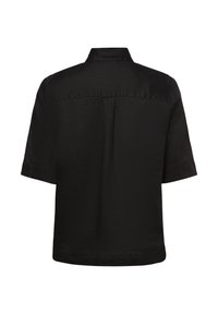 Zwart shirt met korte mouwen, voorzien van een textuurstof, een kraag en een rechte zoomlijn met een achterplooitje voor betere bewegingsvrijheid.
