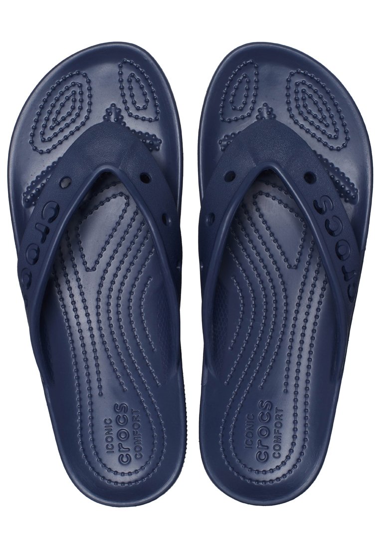 Marineblaue Gummi-Flip-Flops mit strukturiertem Fußbett und gemusterten Rillen, verstellbaren Riemen und geprägtem Logo an der Seite.