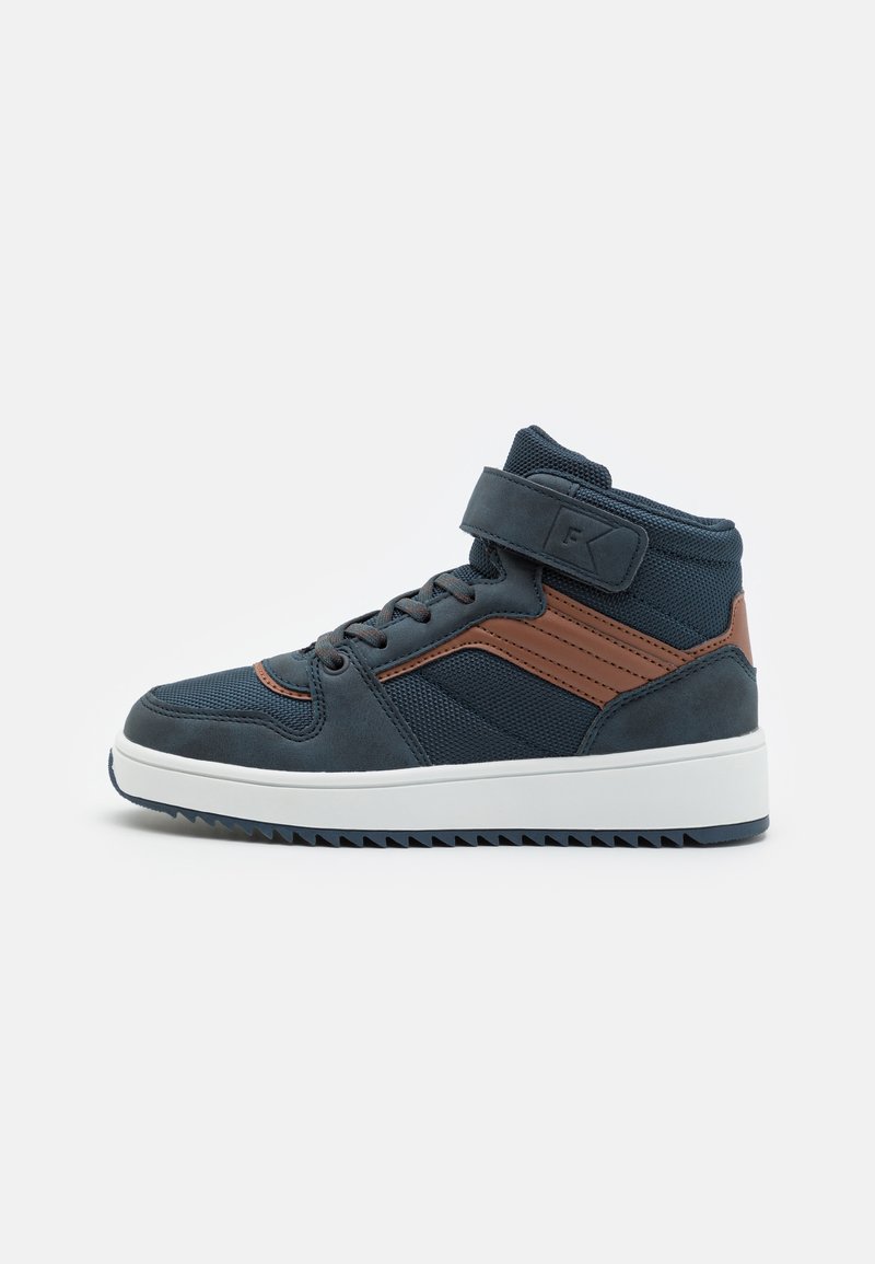Zapatillas deportivas de caña alta en malla y ante azul oscuro con acentos marrones, media suela blanca y suela exterior de goma texturada. Incluye una correa de Velcro.