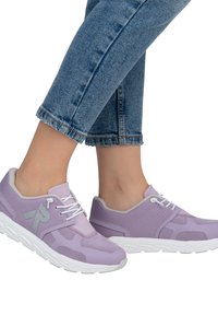 Des chaussures de sport violettes avec une tige en maille, une semelle en caoutchouc blanche et des accents gris. Les lacets et une pointe arrondie complètent le design.
