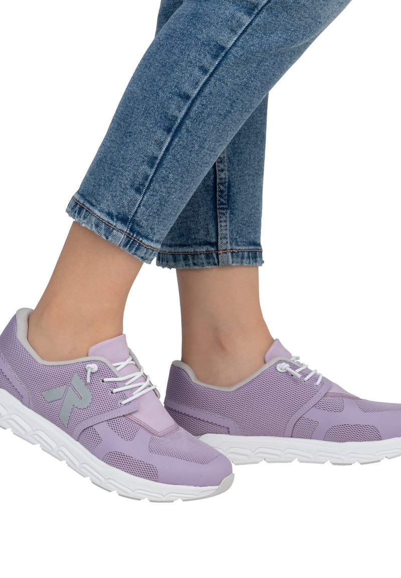 Des chaussures de sport violettes avec une tige en maille, une semelle en caoutchouc blanche et des accents gris. Les lacets et une pointe arrondie complètent le design.