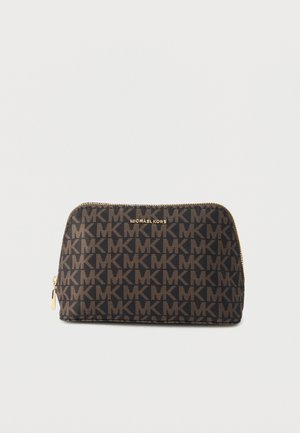 Bolso de mano con cremallera monogramado MK en textil marrón y negro con herrajes dorados. Forma redondeada, base plana y logo visible en el frente.