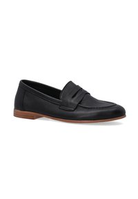 Schwarze Lederloafers mit einem erhöhten Riemen-Detail, abgerundetem Zeh und einem niedrigen braunen Stacked-Heel. Glatte Textur und schlichtes Design.