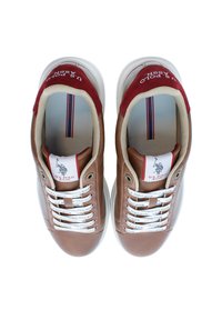 Sneakers in pelle marrone con lacci bianchi e suola bianca. Presentano dettagli rossi sul tallone e sulla linguetta, e un logo sulla linguetta.