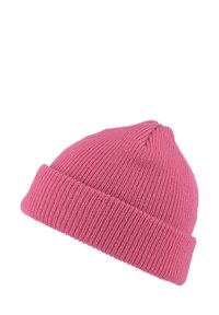 Roze gebreide beanie met een omgeslagen rand, gemaakt van zachte garen. Heeft verticale ribbels die naar een ronde top toe lopen.