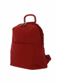 Sac à dos rouge avec une surface texturée, deux compartiments zippés, une poignée supérieure et des bretelles réglables. Design simple et fonctionnel.