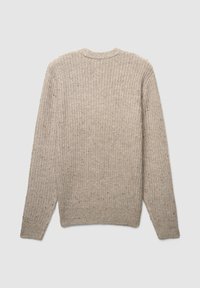 Beige gestrickter Pullover mit einem strukturierten Muster, Rundhalsausschnitt und langen Ärmeln. Kleine farbige Sprenkel sind über den Stoff verteilt.