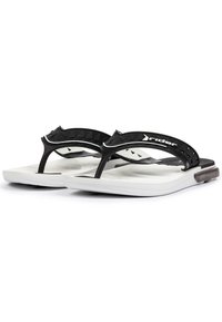 Schwarz-weiße Flip-Flops mit einem strukturierten Riemen und einer gepolsterten Sohle. Der Riemen hat ein Logo und einen leichten Glanz, mit einer glatten Fußbett.