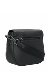 Borsa a tracolla in pelle nera con una tasca anteriore con zip, cuciture blu a contrasto e una tracolla regolabile patterned con un gancio in metallo.