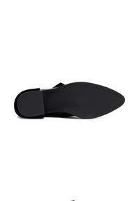Scarpa piatta nera con una finitura liscia e opaca. Punta arrotondata e design minimalista. Suola piatta con dettagli di cucitura discreti lungo il bordo.