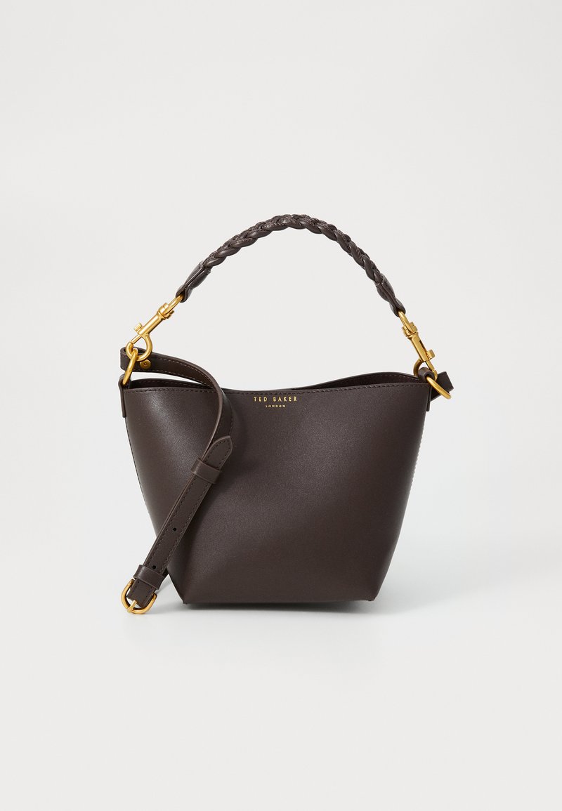 Sac à main en cuir marron avec une forme structurée, poignée supérieure tressée, bandoulière amovible et quincaillerie dorée. Logo Ted Baker affiché sur le devant.
