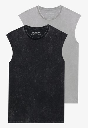 To stilrene t-skjorter uten ermer i svart og grått, med et mykt, teksturert stoff og en litt falmet look, samt rund hals.