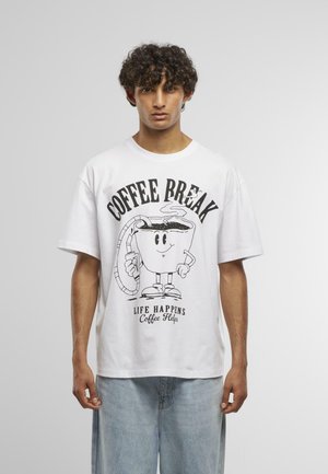 Weißes Baumwoll-T-Shirt mit kurzen Ärmeln, das ein schwarzes Grafikdesign eines lächelnden Kaffeebechers zeigt, mit dem Text "KAFFEEPAUSE" darüber.