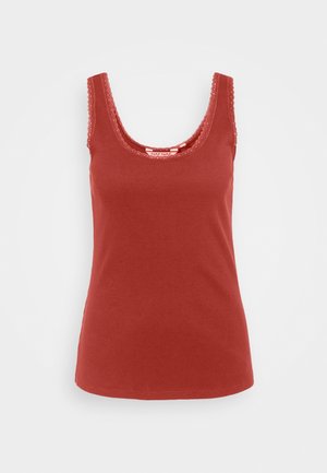 Rustrød ærmeløs ribbet tanktop med blonder langs udskæring og skulderstropper, præsenteret på en hvid baggrund.