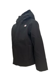 Giacca nera impermeabile con cappuccio, dotata di zip frontale, due tasche laterali e un piccolo logo sul petto. Texture liscia.