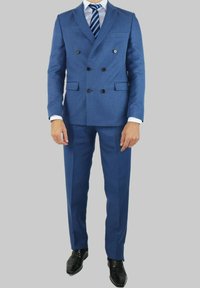 Costume bleu à double boutonnage en tissu texturé, avec des boutons noirs, des revers crantés et un pantalon assorti, complété par une cravate rayée.