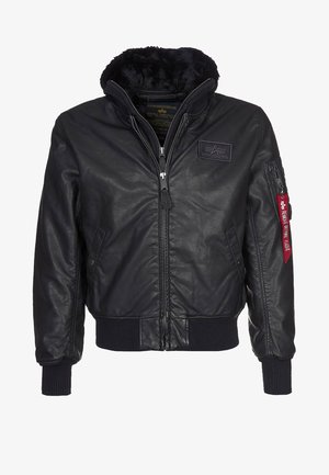 Czarna skórzana kurtka bomberka z kołnierzem wyłożonym sztucznym futrem, prążkowanymi mankietami i zapinaną na suwak kieszenią z czerwoną metką z materiału.